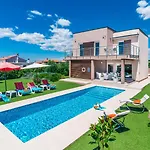 Stefanja Kids Friendly With Sea View Near Fazana Villa *